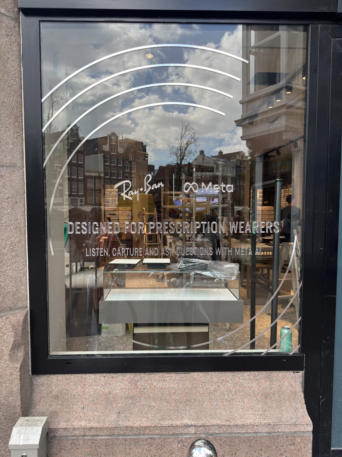 Witte belettering en decoratieve lijnen op een winkelruit