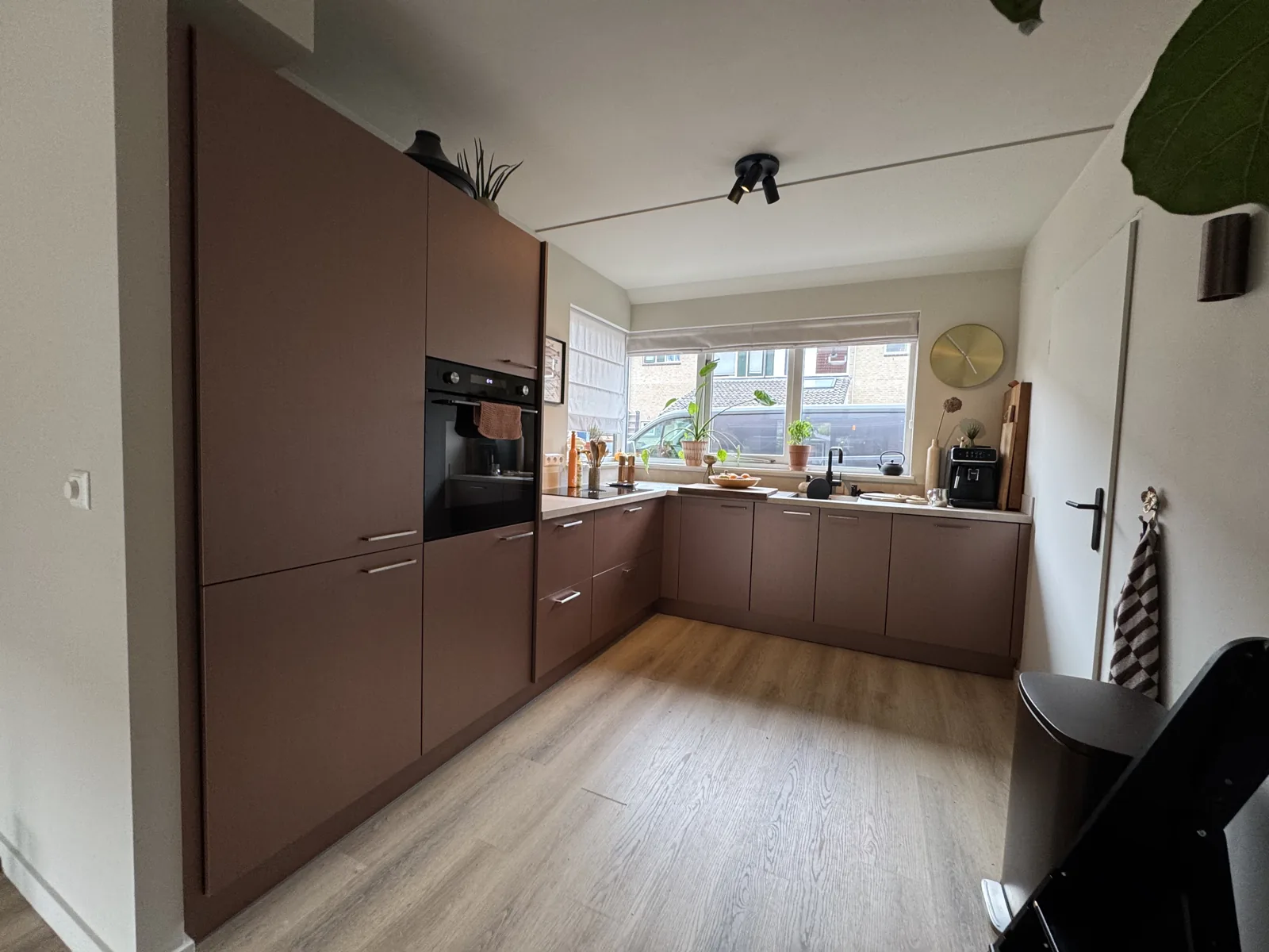 Keuken met bronskleurige gewrapte fronten
